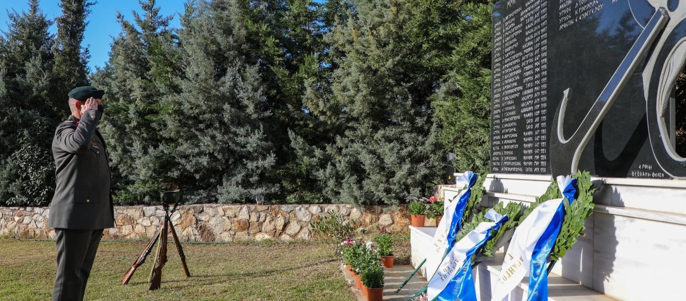 Α/ΓΕΕΘΑ Κ.Φλώρος: Απέδωσε φόρο τιμής στους πεσόντες της Αεροπορίας Ναυτικού - Το μήνυμα του (φώτο)